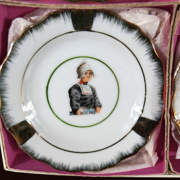 Vintage Holland Ashtray Set Traditional Dutch Costume Porcelain w/ Gold Trim - Picture 6 of 15